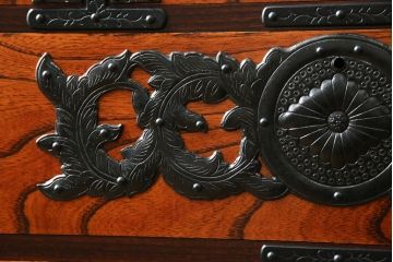 【H様　ご決済専用】中古　美品　岩谷堂箪笥　力強い木目と重厚感のある金具が目を惹く整理箪笥(引き出し、チェスト、サイドチェスト、和箪笥、収納箪笥、衣装箪笥)(R-081237)