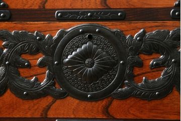 【H様　ご決済専用】中古　美品　岩谷堂箪笥　力強い木目と重厚感のある金具が目を惹く整理箪笥(引き出し、チェスト、サイドチェスト、和箪笥、収納箪笥、衣装箪笥)(R-081237)