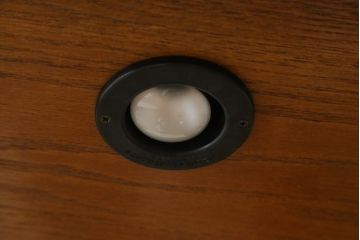 中古　オーク材　ステンドグラス入り　クラシカルな雰囲気作りにおすすめな縦型キャビネット(収納棚、戸棚、キュリオケース、ショーケース、ガラスケース、店舗什器)(R-081238)
