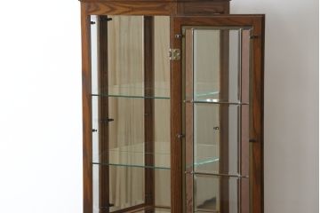 中古　オーク材　ステンドグラス入り　クラシカルな雰囲気作りにおすすめな縦型キャビネット(収納棚、戸棚、キュリオケース、ショーケース、ガラスケース、店舗什器)(R-081238)