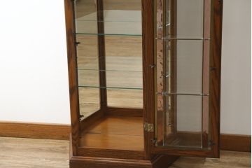 中古　オーク材　ステンドグラス入り　クラシカルな雰囲気作りにおすすめな縦型キャビネット(収納棚、戸棚、キュリオケース、ショーケース、ガラスケース、店舗什器)(R-081238)