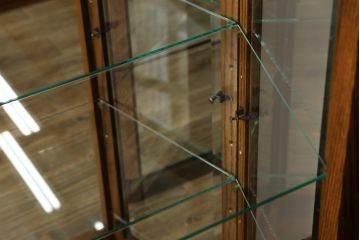 中古　オーク材　ステンドグラス入り　クラシカルな雰囲気作りにおすすめな縦型キャビネット(収納棚、戸棚、キュリオケース、ショーケース、ガラスケース、店舗什器)(R-081238)