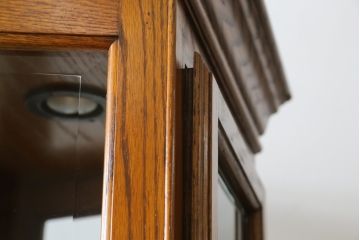 中古　オーク材　ステンドグラス入り　クラシカルな雰囲気作りにおすすめな縦型キャビネット(収納棚、戸棚、キュリオケース、ショーケース、ガラスケース、店舗什器)(R-081238)