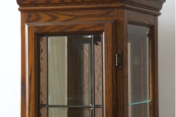 中古　オーク材　ステンドグラス入り　クラシカルな雰囲気作りにおすすめな縦型キャビネット(収納棚、戸棚、キュリオケース、ショーケース、ガラスケース、店舗什器)(R-081238)