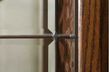 中古　オーク材　ステンドグラス入り　クラシカルな雰囲気作りにおすすめな縦型キャビネット(収納棚、戸棚、キュリオケース、ショーケース、ガラスケース、店舗什器)(R-081238)