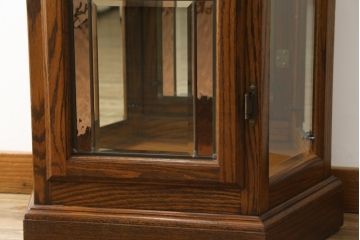 中古　オーク材　ステンドグラス入り　クラシカルな雰囲気作りにおすすめな縦型キャビネット(収納棚、戸棚、キュリオケース、ショーケース、ガラスケース、店舗什器)(R-081238)