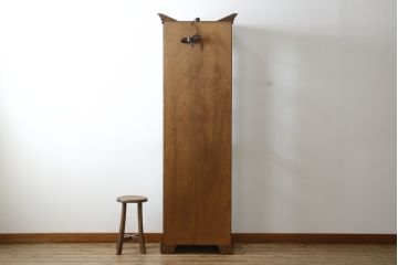 中古　オーク材　ステンドグラス入り　クラシカルな雰囲気作りにおすすめな縦型キャビネット(収納棚、戸棚、キュリオケース、ショーケース、ガラスケース、店舗什器)(R-081238)