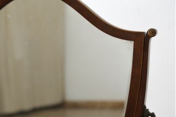 イギリスアンティーク　高級品!!　マホガニー材　シールド形の凝ったデザインが魅力的な卓上ミラー(スタンドミラー、化粧鏡、置き鏡、木製、英国)(R-081242)