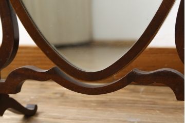 イギリスアンティーク　高級品!!　マホガニー材　シールド形の凝ったデザインが魅力的な卓上ミラー(スタンドミラー、化粧鏡、置き鏡、木製、英国)(R-081242)