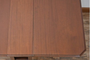 イギリスアンティーク　マホガニー材　洗練されたデザインが気品を感じるバタフライテーブル　(R-081243)