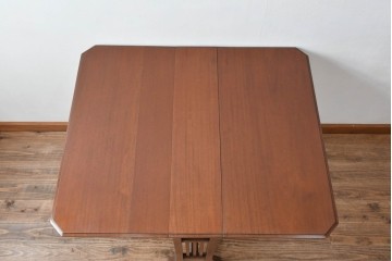 イギリスアンティーク　マホガニー材　洗練されたデザインが気品を感じるバタフライテーブル　(R-081243)