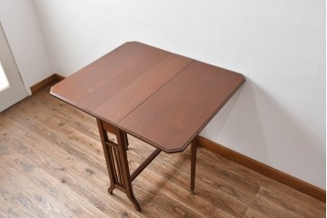 イギリスアンティーク　マホガニー材　洗練されたデザインが気品を感じるバタフライテーブル　(R-081243)