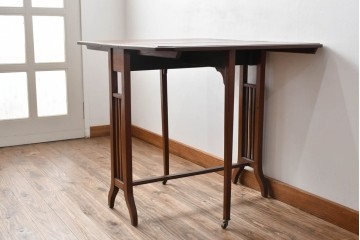 イギリスアンティーク　マホガニー材　洗練されたデザインが気品を感じるバタフライテーブル　(R-081243)