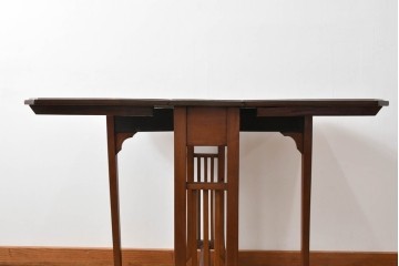 イギリスアンティーク　マホガニー材　洗練されたデザインが気品を感じるバタフライテーブル　(R-081243)