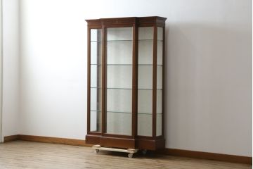 イギリスビンテージ　美品　高品質の手作り品!!　Archer&Smith(アーチャー&スミス)　マホガニー材　エレガントなデザインが美しい照明付きの三面ガラスキャビネット(キュリオケース、ガラスケース、ショーケース、コレクションケース、ディスプレイケース、飾り棚、陳列棚、戸棚、収納棚、店舗什器、英国、ヴィンテージ)(R-081245)