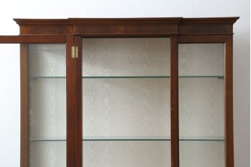 イギリスビンテージ　美品　高品質の手作り品!!　Archer&Smith(アーチャー&スミス)　マホガニー材　エレガントなデザインが美しい照明付きの三面ガラスキャビネット(キュリオケース、ガラスケース、ショーケース、コレクションケース、ディスプレイケース、飾り棚、陳列棚、戸棚、収納棚、店舗什器、英国、ヴィンテージ)(R-081245)