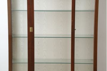 イギリスビンテージ　美品　高品質の手作り品!!　Archer&Smith(アーチャー&スミス)　マホガニー材　エレガントなデザインが美しい照明付きの三面ガラスキャビネット(キュリオケース、ガラスケース、ショーケース、コレクションケース、ディスプレイケース、飾り棚、陳列棚、戸棚、収納棚、店舗什器、英国、ヴィンテージ)(R-081245)