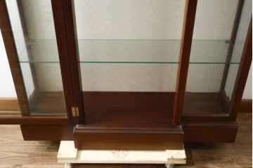 イギリスビンテージ　美品　高品質の手作り品!!　Archer&Smith(アーチャー&スミス)　マホガニー材　エレガントなデザインが美しい照明付きの三面ガラスキャビネット(キュリオケース、ガラスケース、ショーケース、コレクションケース、ディスプレイケース、飾り棚、陳列棚、戸棚、収納棚、店舗什器、英国、ヴィンテージ)(R-081245)