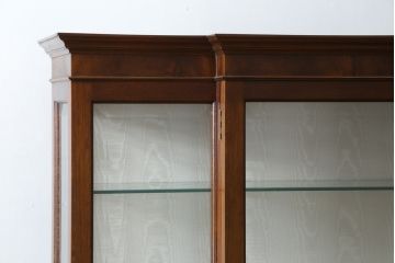 イギリスビンテージ　美品　高品質の手作り品!!　Archer&Smith(アーチャー&スミス)　マホガニー材　エレガントなデザインが美しい照明付きの三面ガラスキャビネット(キュリオケース、ガラスケース、ショーケース、コレクションケース、ディスプレイケース、飾り棚、陳列棚、戸棚、収納棚、店舗什器、英国、ヴィンテージ)(R-081245)