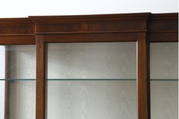イギリスビンテージ　美品　高品質の手作り品!!　Archer&Smith(アーチャー&スミス)　マホガニー材　エレガントなデザインが美しい照明付きの三面ガラスキャビネット(キュリオケース、ガラスケース、ショーケース、コレクションケース、ディスプレイケース、飾り棚、陳列棚、戸棚、収納棚、店舗什器、英国、ヴィンテージ)(R-081245)