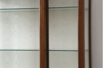 イギリスビンテージ　美品　高品質の手作り品!!　Archer&Smith(アーチャー&スミス)　マホガニー材　エレガントなデザインが美しい照明付きの三面ガラスキャビネット(キュリオケース、ガラスケース、ショーケース、コレクションケース、ディスプレイケース、飾り棚、陳列棚、戸棚、収納棚、店舗什器、英国、ヴィンテージ)(R-081245)