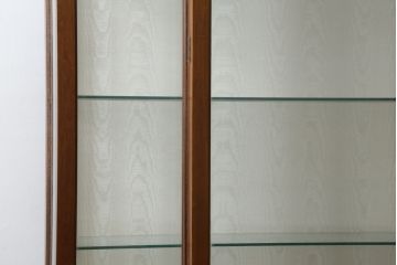 イギリスビンテージ　美品　高品質の手作り品!!　Archer&Smith(アーチャー&スミス)　マホガニー材　エレガントなデザインが美しい照明付きの三面ガラスキャビネット(キュリオケース、ガラスケース、ショーケース、コレクションケース、ディスプレイケース、飾り棚、陳列棚、戸棚、収納棚、店舗什器、英国、ヴィンテージ)(R-081245)