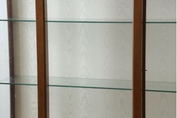 イギリスビンテージ　美品　高品質の手作り品!!　Archer&Smith(アーチャー&スミス)　マホガニー材　エレガントなデザインが美しい照明付きの三面ガラスキャビネット(キュリオケース、ガラスケース、ショーケース、コレクションケース、ディスプレイケース、飾り棚、陳列棚、戸棚、収納棚、店舗什器、英国、ヴィンテージ)(R-081245)