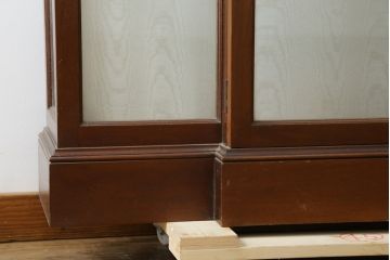 イギリスビンテージ　美品　高品質の手作り品!!　Archer&Smith(アーチャー&スミス)　マホガニー材　エレガントなデザインが美しい照明付きの三面ガラスキャビネット(キュリオケース、ガラスケース、ショーケース、コレクションケース、ディスプレイケース、飾り棚、陳列棚、戸棚、収納棚、店舗什器、英国、ヴィンテージ)(R-081245)