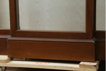 イギリスビンテージ　美品　高品質の手作り品!!　Archer&Smith(アーチャー&スミス)　マホガニー材　エレガントなデザインが美しい照明付きの三面ガラスキャビネット(キュリオケース、ガラスケース、ショーケース、コレクションケース、ディスプレイケース、飾り棚、陳列棚、戸棚、収納棚、店舗什器、英国、ヴィンテージ)(R-081245)