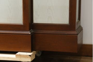 イギリスビンテージ　美品　高品質の手作り品!!　Archer&Smith(アーチャー&スミス)　マホガニー材　エレガントなデザインが美しい照明付きの三面ガラスキャビネット(キュリオケース、ガラスケース、ショーケース、コレクションケース、ディスプレイケース、飾り棚、陳列棚、戸棚、収納棚、店舗什器、英国、ヴィンテージ)(R-081245)