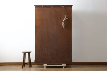 イギリスビンテージ　美品　高品質の手作り品!!　Archer&Smith(アーチャー&スミス)　マホガニー材　エレガントなデザインが美しい照明付きの三面ガラスキャビネット(キュリオケース、ガラスケース、ショーケース、コレクションケース、ディスプレイケース、飾り棚、陳列棚、戸棚、収納棚、店舗什器、英国、ヴィンテージ)(R-081245)