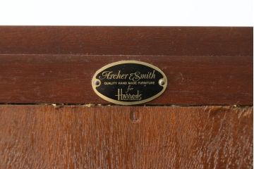 イギリスビンテージ　美品　高品質の手作り品!!　Archer&Smith(アーチャー&スミス)　マホガニー材　エレガントなデザインが美しい照明付きの三面ガラスキャビネット(キュリオケース、ガラスケース、ショーケース、コレクションケース、ディスプレイケース、飾り棚、陳列棚、戸棚、収納棚、店舗什器、英国、ヴィンテージ)(R-081245)
