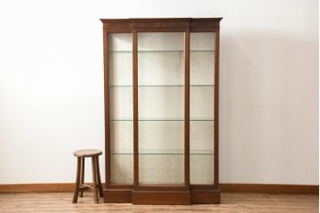 イギリスビンテージ　美品　高品質の手作り品!!　Archer&Smith(アーチャー&スミス)　マホガニー材　エレガントなデザインが美しい照明付きの三面ガラスキャビネット(キュリオケース、ガラスケース、ショーケース、コレクションケース、ディスプレイケース、飾り棚、陳列棚、戸棚、収納棚、店舗什器、英国、ヴィンテージ)(R-081245)