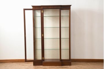 イギリスビンテージ　美品　高品質の手作り品!!　Archer&Smith(アーチャー&スミス)　マホガニー材　エレガントなデザインが美しい照明付きの三面ガラスキャビネット(キュリオケース、ガラスケース、ショーケース、コレクションケース、ディスプレイケース、飾り棚、陳列棚、戸棚、収納棚、店舗什器、英国、ヴィンテージ)(R-081245)