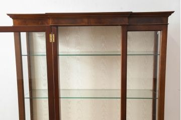 イギリスビンテージ　美品　高品質の手作り品!!　Archer&Smith(アーチャー&スミス)　マホガニー材　エレガントなデザインが美しい照明付きの三面ガラスキャビネット(キュリオケース、ガラスケース、ショーケース、コレクションケース、ディスプレイケース、飾り棚、陳列棚、戸棚、収納棚、店舗什器、英国、ヴィンテージ)(R-081245)