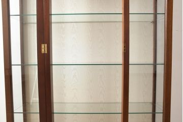 イギリスビンテージ　美品　高品質の手作り品!!　Archer&Smith(アーチャー&スミス)　マホガニー材　エレガントなデザインが美しい照明付きの三面ガラスキャビネット(キュリオケース、ガラスケース、ショーケース、コレクションケース、ディスプレイケース、飾り棚、陳列棚、戸棚、収納棚、店舗什器、英国、ヴィンテージ)(R-081245)