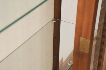 イギリスビンテージ　美品　高品質の手作り品!!　Archer&Smith(アーチャー&スミス)　マホガニー材　エレガントなデザインが美しい照明付きの三面ガラスキャビネット(キュリオケース、ガラスケース、ショーケース、コレクションケース、ディスプレイケース、飾り棚、陳列棚、戸棚、収納棚、店舗什器、英国、ヴィンテージ)(R-081245)