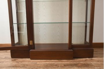 イギリスビンテージ　美品　高品質の手作り品!!　Archer&Smith(アーチャー&スミス)　マホガニー材　エレガントなデザインが美しい照明付きの三面ガラスキャビネット(キュリオケース、ガラスケース、ショーケース、コレクションケース、ディスプレイケース、飾り棚、陳列棚、戸棚、収納棚、店舗什器、英国、ヴィンテージ)(R-081245)