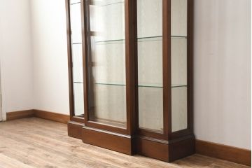 イギリスビンテージ　美品　高品質の手作り品!!　Archer&Smith(アーチャー&スミス)　マホガニー材　エレガントなデザインが美しい照明付きの三面ガラスキャビネット(キュリオケース、ガラスケース、ショーケース、コレクションケース、ディスプレイケース、飾り棚、陳列棚、戸棚、収納棚、店舗什器、英国、ヴィンテージ)(R-081245)
