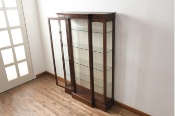 イギリスビンテージ　美品　高品質の手作り品!!　Archer&Smith(アーチャー&スミス)　マホガニー材　エレガントなデザインが美しい照明付きの三面ガラスキャビネット(キュリオケース、ガラスケース、ショーケース、コレクションケース、ディスプレイケース、飾り棚、陳列棚、戸棚、収納棚、店舗什器、英国、ヴィンテージ)(R-081245)