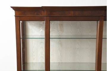 イギリスビンテージ　美品　高品質の手作り品!!　Archer&Smith(アーチャー&スミス)　マホガニー材　エレガントなデザインが美しい照明付きの三面ガラスキャビネット(キュリオケース、ガラスケース、ショーケース、コレクションケース、ディスプレイケース、飾り棚、陳列棚、戸棚、収納棚、店舗什器、英国、ヴィンテージ)(R-081245)