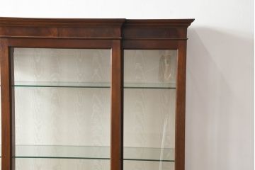 イギリスビンテージ　美品　高品質の手作り品!!　Archer&Smith(アーチャー&スミス)　マホガニー材　エレガントなデザインが美しい照明付きの三面ガラスキャビネット(キュリオケース、ガラスケース、ショーケース、コレクションケース、ディスプレイケース、飾り棚、陳列棚、戸棚、収納棚、店舗什器、英国、ヴィンテージ)(R-081245)