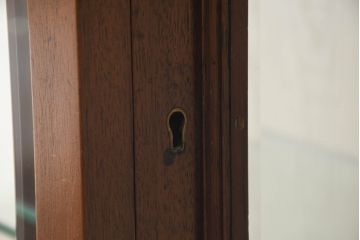 イギリスビンテージ　美品　高品質の手作り品!!　Archer&Smith(アーチャー&スミス)　マホガニー材　エレガントなデザインが美しい照明付きの三面ガラスキャビネット(キュリオケース、ガラスケース、ショーケース、コレクションケース、ディスプレイケース、飾り棚、陳列棚、戸棚、収納棚、店舗什器、英国、ヴィンテージ)(R-081245)
