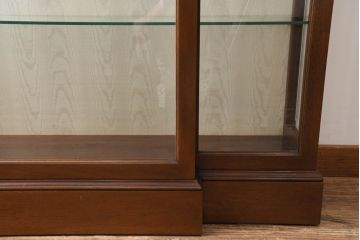 イギリスビンテージ　美品　高品質の手作り品!!　Archer&Smith(アーチャー&スミス)　マホガニー材　エレガントなデザインが美しい照明付きの三面ガラスキャビネット(キュリオケース、ガラスケース、ショーケース、コレクションケース、ディスプレイケース、飾り棚、陳列棚、戸棚、収納棚、店舗什器、英国、ヴィンテージ)(R-081245)