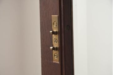 イギリスビンテージ　美品　高品質の手作り品!!　Archer&Smith(アーチャー&スミス)　マホガニー材　エレガントなデザインが美しい照明付きの三面ガラスキャビネット(キュリオケース、ガラスケース、ショーケース、コレクションケース、ディスプレイケース、飾り棚、陳列棚、戸棚、収納棚、店舗什器、英国、ヴィンテージ)(R-081245)