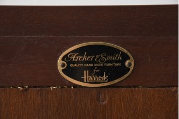イギリスビンテージ　美品　高品質の手作り品!!　Archer&Smith(アーチャー&スミス)　マホガニー材　エレガントなデザインが美しい照明付きの三面ガラスキャビネット(キュリオケース、ガラスケース、ショーケース、コレクションケース、ディスプレイケース、飾り棚、陳列棚、戸棚、収納棚、店舗什器、英国、ヴィンテージ)(R-081245)
