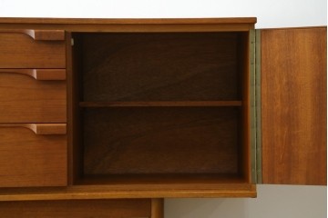 イギリスヴィンテージ　Austinsuite(オースティンスイート)　チーク材　シンプルなデザインが魅力のサイドボード　(R-081246)