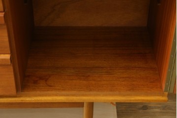 イギリスヴィンテージ　Austinsuite(オースティンスイート)　チーク材　シンプルなデザインが魅力のサイドボード　(R-081246)