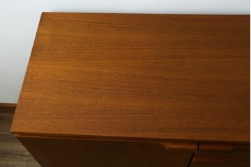 イギリスヴィンテージ　Austinsuite(オースティンスイート)　チーク材　シンプルなデザインが魅力のサイドボード　(R-081246)