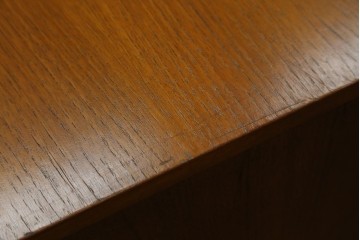 イギリスヴィンテージ　Austinsuite(オースティンスイート)　チーク材　シンプルなデザインが魅力のサイドボード　(R-081246)